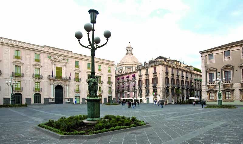 CATANIA – Le quattro leggende di piazza Università sotto gli occhi dei catanesi