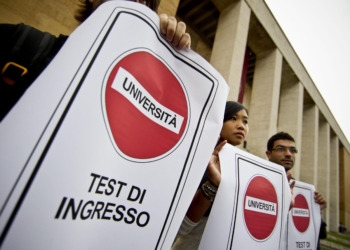 Protesta degli studenti davanti all'università di Roma La Sapienza contro il numero chiuso alle iscrizioni di medicina il 4 settembre 2012 a Roma
ANSA/MASSIMO PERCOSSI