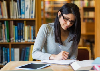 Black-haired woman studying in the library