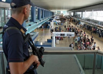 Controlli di polizia all'aeroporto di Fiumicino  
ANSA/TELENEWS