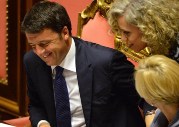 Il presidente del Consiglio, Matteo Renzi, parla con la senatrice Pd Monica Cirinn‡ durante le dichiarazioni di voto sulle sue comunicazioni in Senato, in merito al prossimo consiglio europeo del 15 e 16. Roma, 14 ottobre 2015. ANSA / MAURIZIO BRAMBATTI,