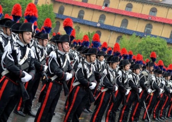 Cerimonia di giuramento solenne e conferimento degli Alamari agli allievi Carabinieri presso la Caserma Cernaia, Torino,30 Aprile 2014 ANSA/ ALESSANDRO DI MARCO