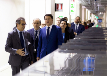 Renzi visita la 3Sun di Catania 
Il presidente del Consiglio dei Ministri Matteo Renzi visita la 3Sun di Catania, fabbrica di pannelli fotovoltaici, Joint Venture paritetica tra Enel Green Power, Sharp e STMicroelectronics.