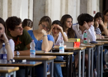 Nella foto d'archivio, studenti durante gli esami di maturita'. ANSA/MASSIMO PERCOSSI