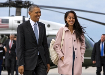 President Barack Obama jokes with his daughter Malia Obama as they walk to board Air Force One from the Marine One helicopter Thursday, April 7, 2016, as they leave Chicago en route to Los Angeles. (ANSA/AP Photo/Jacquelyn Martin) [CopyrightNotice: Copyright 2016 The Associated Press. All rights reserved. This material may not be published, broadcast, rewritten or redistribu]