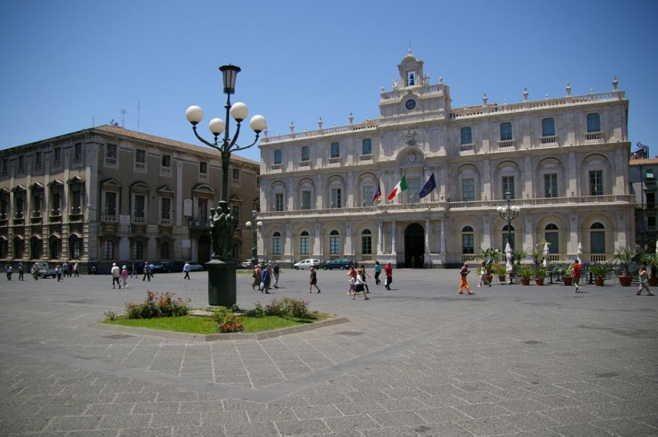 CATANIA – In piazza Università una biblioteca a cielo aperto: l’iniziativa di Catania Care