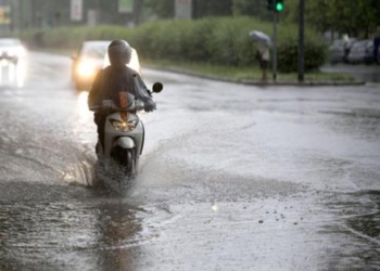 Maltempo e forti piogge in viale Fulvio Testi, Milano, 30 maggio 2016.  ANSA/STEFANO PORTA