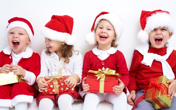 bambini con regali natale