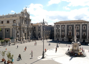 20061211 CATANIA: Piazza Duomo. ORIETTA SCARDINO