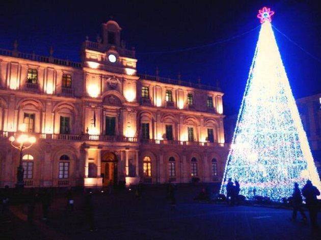 CATANIA – Natale in piazza Università: si accende l’Albero dei desideri