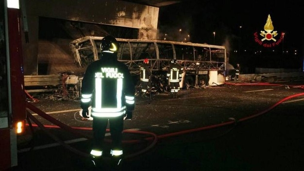 bus in fiamme