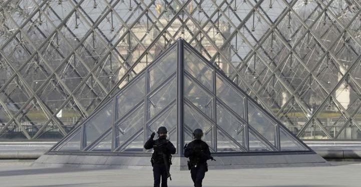 louvre terrorismo spari machete