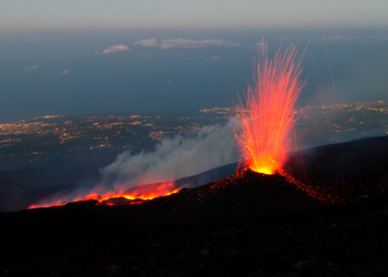 L’eruzione vulcanica illumina i paesi etnei al tramonto del 16 luglio 2014.