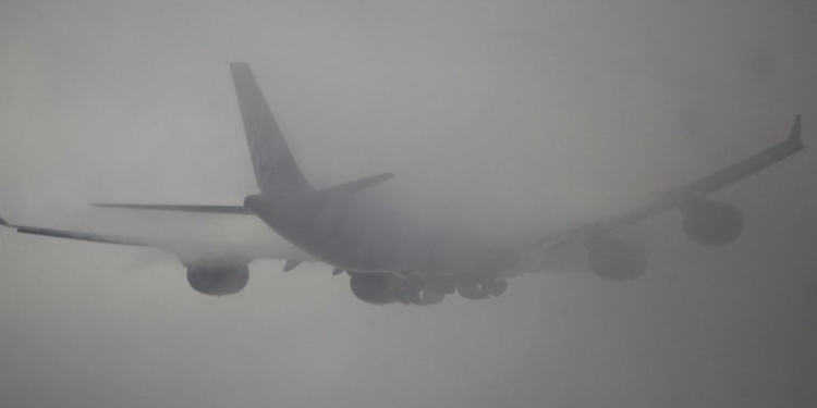 aereo avvolto dalla nebbia