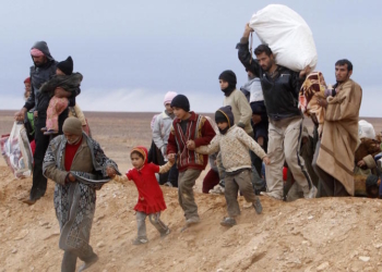 epa03978201 New arrivals of Syrian refugees cross from the east of Jordan border with Syria near Royashed Town, Jordan, 05 December 2013. Syrians fleeing violence in their country continue to cross into Jordan every day in search of safety. Most are exhausted and desperately in need of help.  EPA/JAMAL NASRALLAH