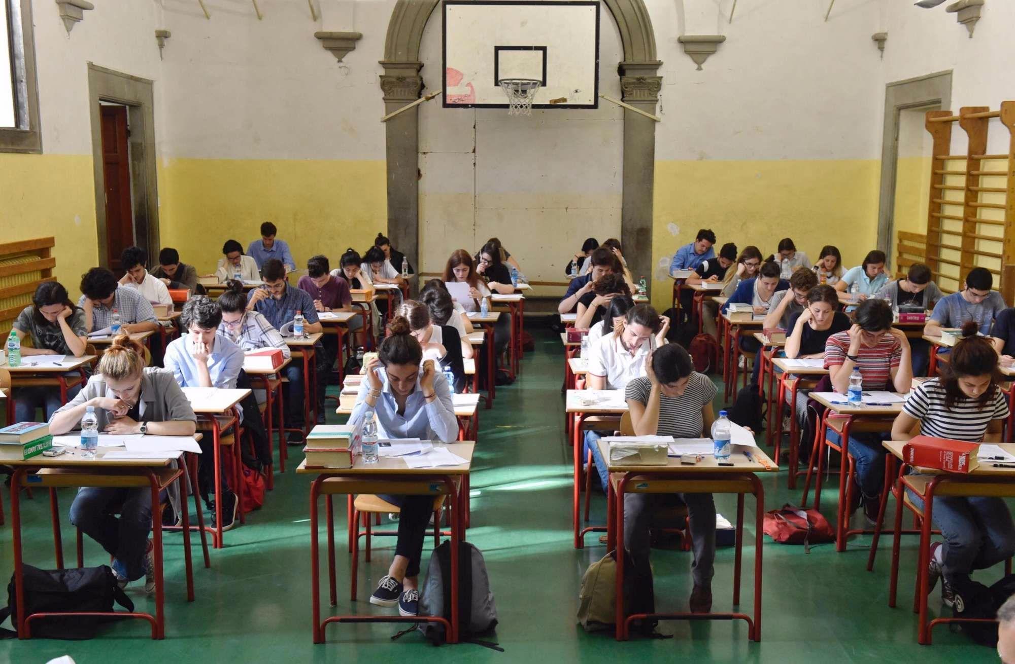 SCUOLA – Passo indietro sulla Maturità: obbligatorio il sei in tutte le materie