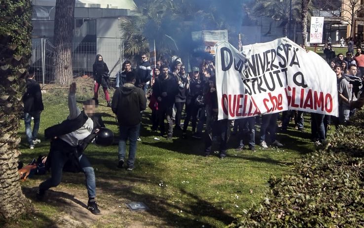 UNIVERSITÀ – Valeria Fedeli a “La Sapienza”: scoppiano scontri tra studenti e polizia