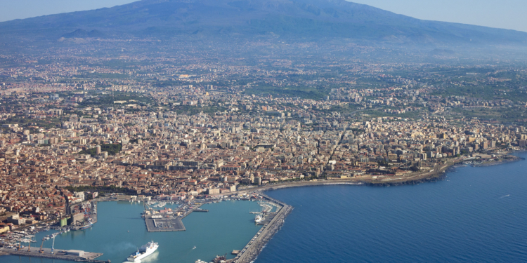 veduta aerea di catania e etna