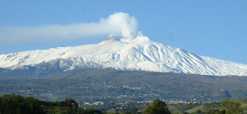 CATANIA – Dopo un po’ di riposo, l’attività dell’Etna ricomincia lentamente