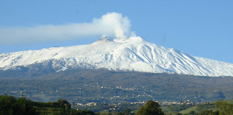 dopo un po di riposo lattività delletna ricomincia lentamente