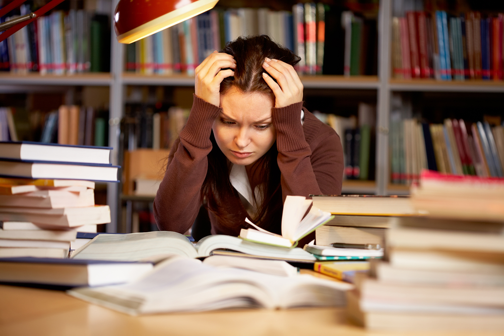 Studentessa stressata dagli esami