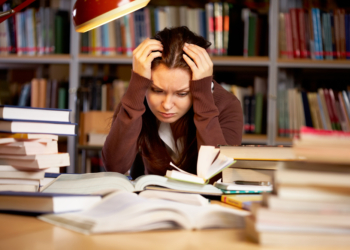 Studentessa stressata dagli esami