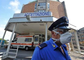 CRO OSPEDALE COTUGNO PRIMO MOERTO INFLUENZA A IN FOTO GUARDIE GIURATE CON MASCHERINE ALL'ACCETTAZIONE DELL'OSPEDALE (NEWFOTOSUD RENATO ESPOSITO)