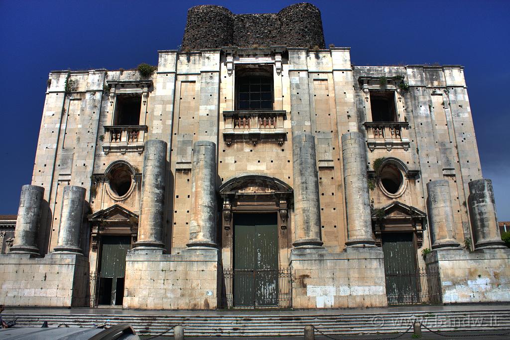 CATANIA – 25 aprile sui tetti della Chiesa di San Nicolò l’Arena