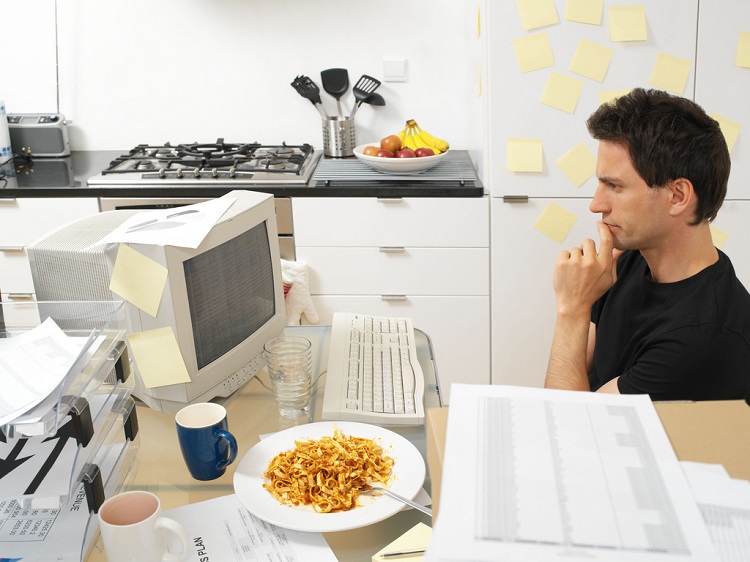 Lavorare di meno rende più felici? La scienza prova a rispondere