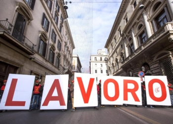 Foto Roberto Monaldo / LaPresse
12-12-2013 Roma
Cronaca
Assemblea Fiom davanti a Palazzo Chigi
Nella foto Un momento della manifestazione

Photo Roberto Monaldo / LaPresse
12-12-2013 Rome (Italy)
Demonstration organized by Fiom union
In the photo A moment of the demonstration