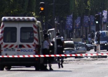 Police forces secure the area on the Champs Elysées next to the suspected car, center, in Paris, Monday, June 19, 2017. A man rammed his car into a police vehicle in Paris' Champs-Elysees shopping district Monday, prompting a fiery explosion, and was likely killed in the incident, authorities said. (ANSA/AP Photo/Matthieu Alexandre) [CopyrightNotice: / MATTHIEU ALEXANDRE]