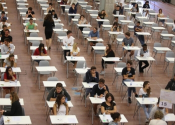 Un'immagine dei test di ingresso alla facoltà' di medicina e chirurgia organizzati dall'Università nei padiglioni della fiera di Bologna 6 settembre 2016. ANSA/GIORGIO BENVENUTI