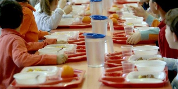 scuola proposta di legge vieta la merenda a sacco la mensa diventerà obbligatoria