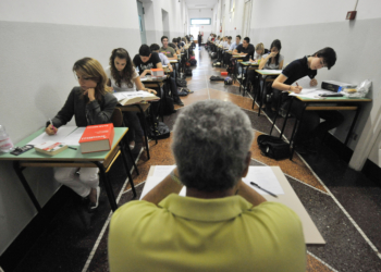 20100622 GENOVA -ACE- ESAMI DI MATURITA'. I ragazzi del liceo Andrea D'Oria durante la prima prova degli esami della maturita', questa mattina a Genova.
-ANSA/LUCA ZENNARO-