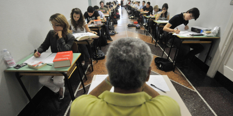 20100622 GENOVA -ACE- ESAMI DI MATURITA'. I ragazzi del liceo Andrea D'Oria durante la prima prova degli esami della maturita', questa mattina a Genova.
-ANSA/LUCA ZENNARO-