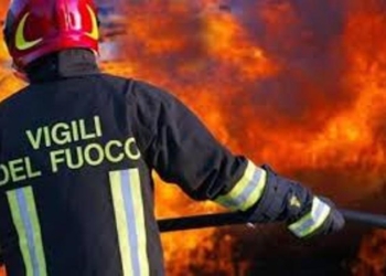 Vigile del fuoco in azione durante un incendio.