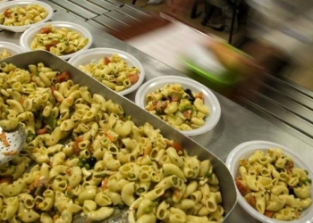 Free meals are served in a "soup kitchen" run by the Sant'Egidio Christian community in Rome September 17, 2008. The euro zone's third largest economy, Italy has been one of its most sluggish performers for more than a decade, and has suffered more than most of its partners from surging oil prices, a strong currency and the international slowdown. Statistics show that Italy is growing older and poorer while the economy underperforms its European peers. To match feature FINANCIAL-ITALY/POOR   REUTERS/Tony Gentile        (ITALY)