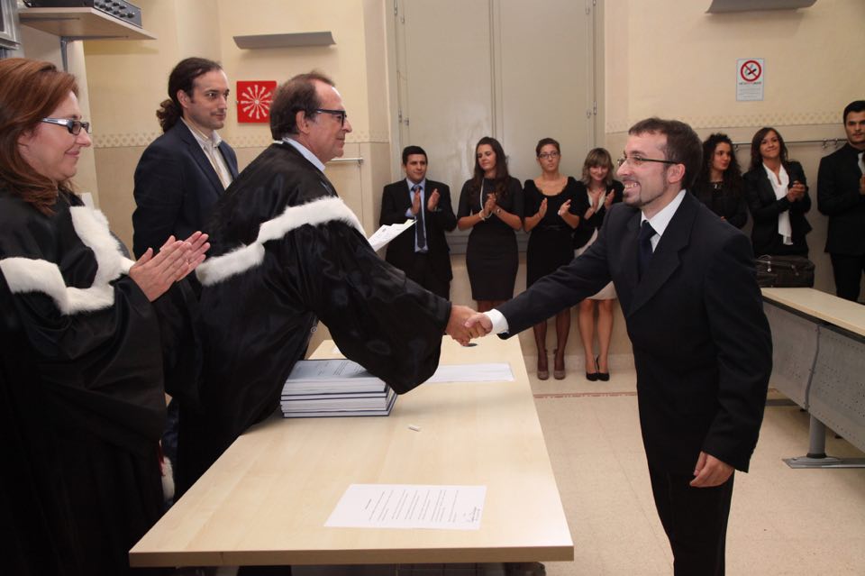 UNIVERSITÀ – Il bacio accademico: esiste ancora o è leggenda?