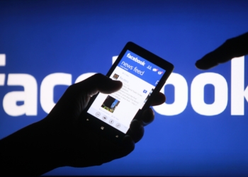 A smartphone user shows the Facebook application on his phone in the central Bosnian town of Zenica, in this photo illustration, May 2, 2013. Facebook Inc said July 24, 2013 that revenue in the second quarter was $1.813 billion, compared to $1.184 billion in the year ago period.  REUTERS/Dado Ruvic /Files (BOSNIA AND HERZEGOVINA - Tags: SOCIETY SCIENCE TECHNOLOGY BUSINESS)