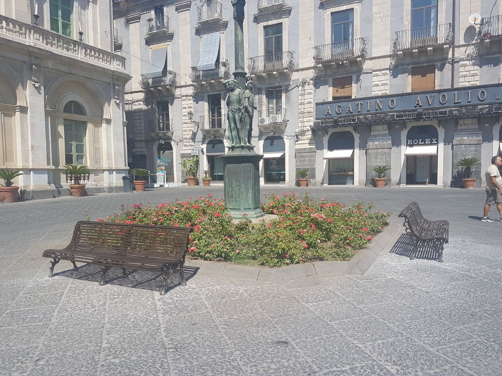 CATANIA – Installate nuove panchine in piazza Università