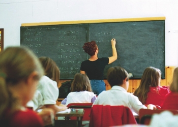 SCUOLA:STUDENTI IN CLASSE E GENITORI FUORI DALLA SCUOLA.ATT.PEREGO - SCUOLA ELEMENTARE DI VIA NOE - Fotografo: FOTOGRAMMA