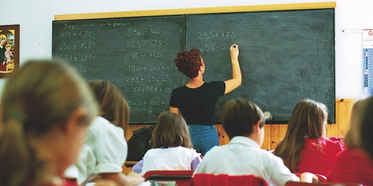 SCUOLA:STUDENTI IN CLASSE E GENITORI FUORI DALLA SCUOLA.ATT.PEREGO - SCUOLA ELEMENTARE DI VIA NOE - Fotografo: FOTOGRAMMA