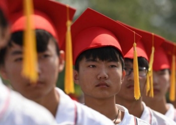 (160518) -- BOTOU, May 18, 2016 (Xinhua) -- Students attend a coming-of-age ceremony in the No. 1 Middle School of Botou City, north China's Hebei Province, May 18, 2016. More than 1,400 students at the age of 18 attended the coming-of-age ceremony. (Xinhua/Fu Xinchun) (lfj)