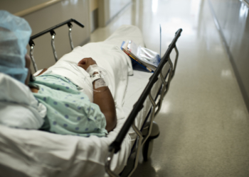 A donor is wheeled to an operating room for a kidney transplant at Johns Hopkins Hospital June 26, 2012 in Baltimore, Maryland.  Doctors from Johns Hopkins transplanted the kidney from a living donor into the patient recipient. AFP PHOTO/Brendan SMIALOWSKI        (Photo credit should read BRENDAN SMIALOWSKI/AFP/GettyImages)