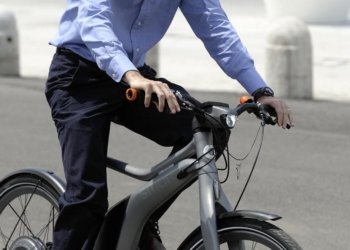 uomo in bici