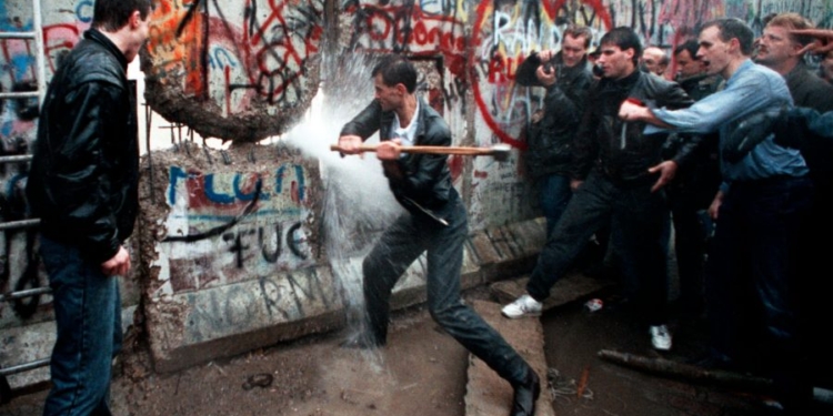 accadde oggi 28 anni fa cadeva il muro di berlino