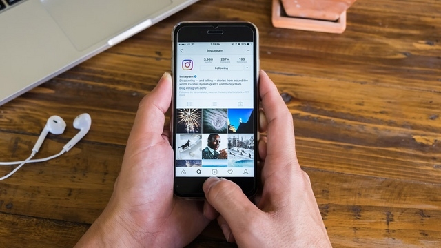 tra le novità di instagram troviamo anche un filtro che festeggia limminente arrivo del nuovo anno e la possibilità di poter seguire gli hashtag più utilizzati 