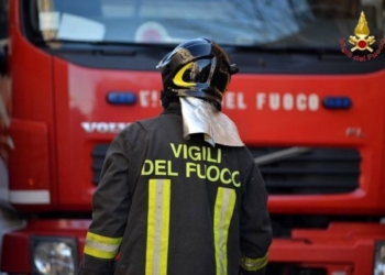 Vigili del fuoco a lavoro.