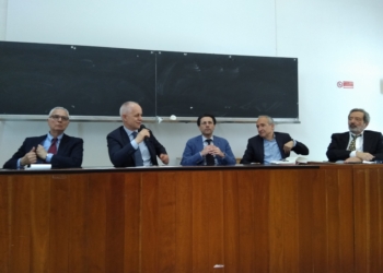 Da sx a dx: il professore Giovanni Camardi, il direttore Luciano Fontana, il giornalista Salvatore Fallica, il delegato del rettore Luciano Granozzi e il professore Antonio Di Grado.