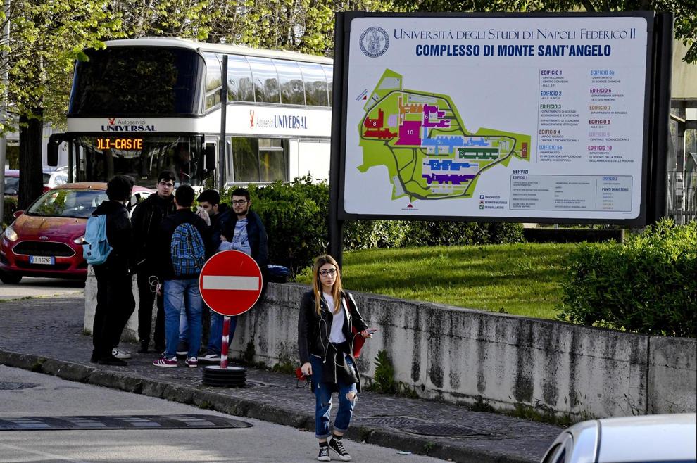 Mente sulla propria laurea: si suicida gettandosi dal tetto dell’università